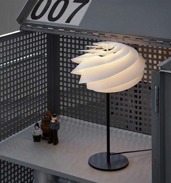 Swirl bordlampe, sort/hvid