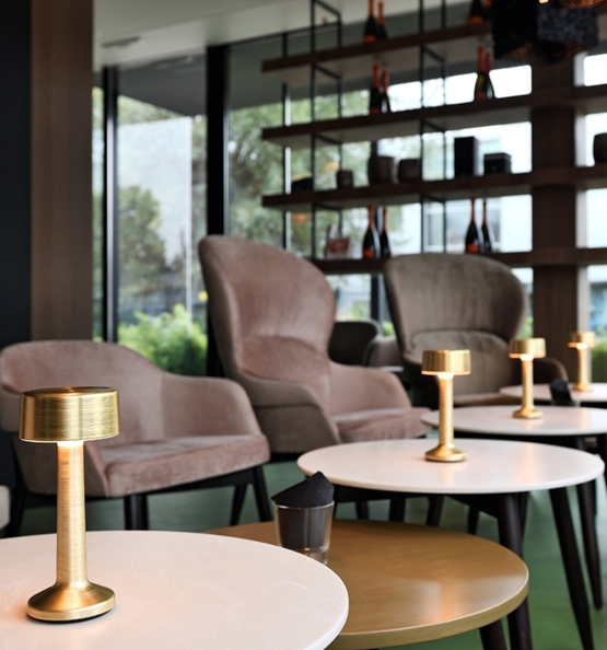 Moments Cylinder bordlampe / batterilampe, guldfarvet